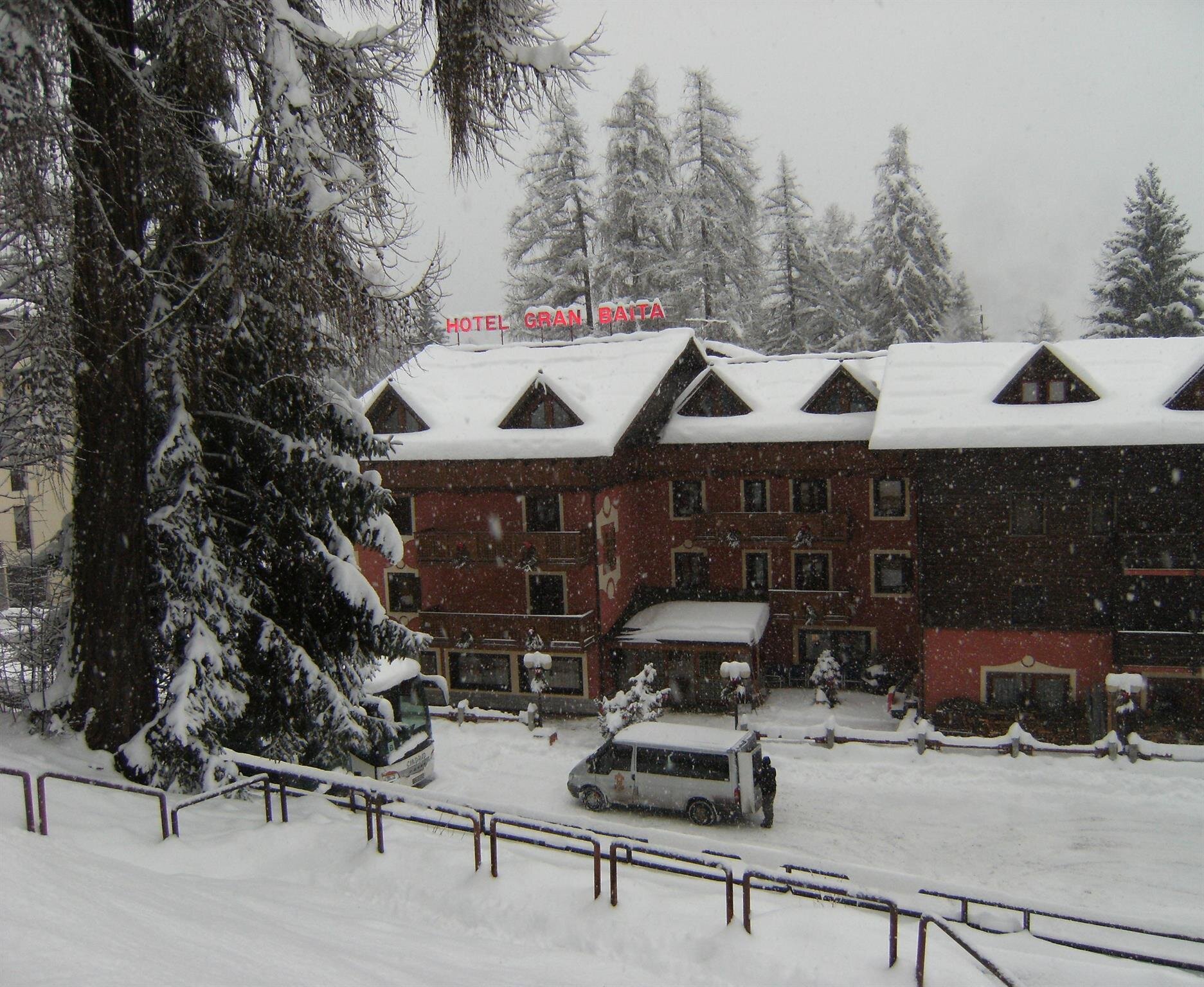 esterno con neve e pilmino tagliata - Copia