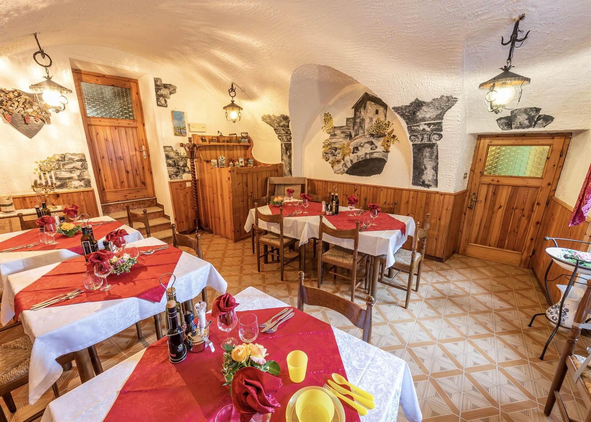 Sala da pranzo con i caratteristici affreschi